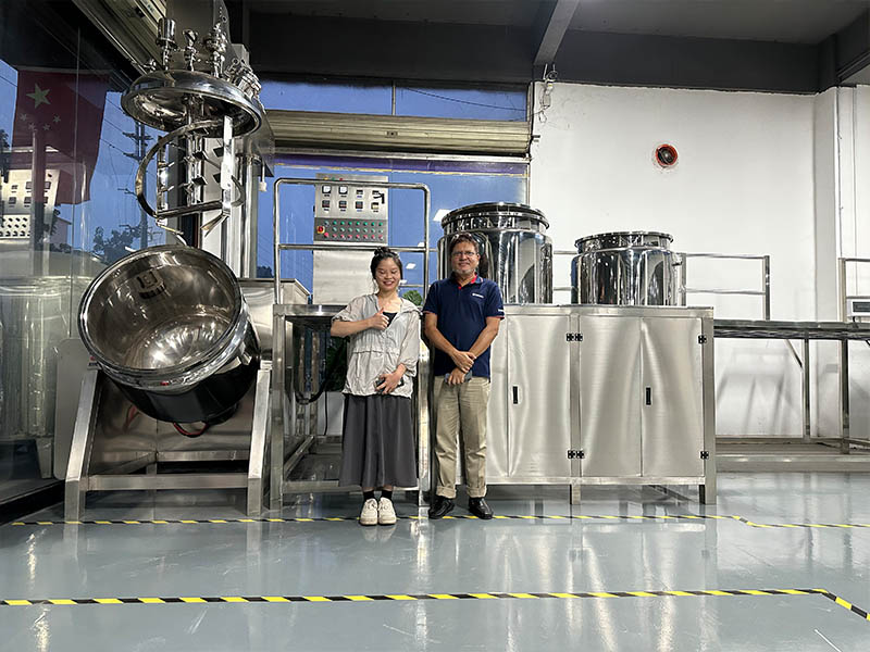 Clients internationaux visitant des pots d'&eacute;mulsification