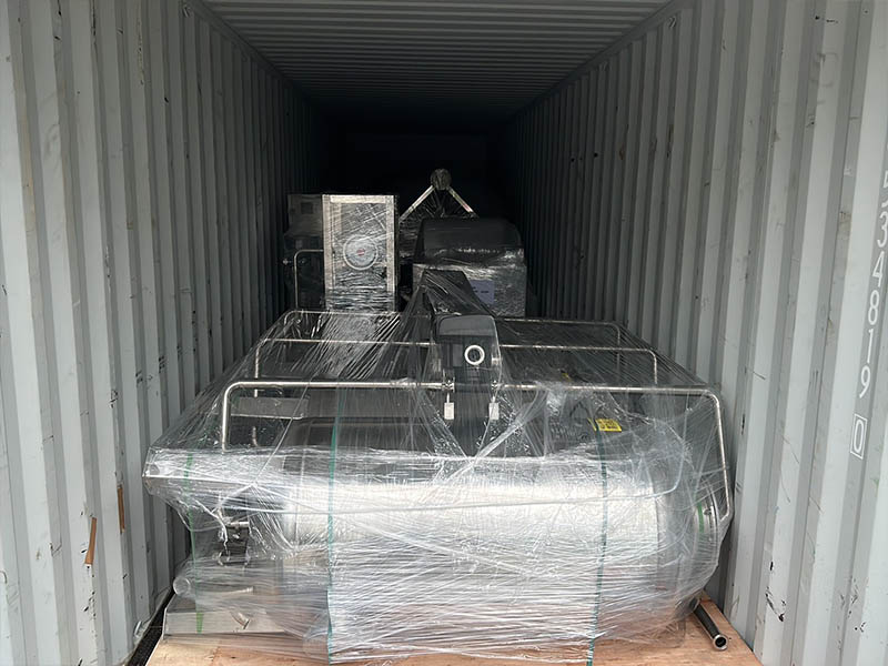 Chargement et d&eacute;part des conteneurs de traitement des eaux