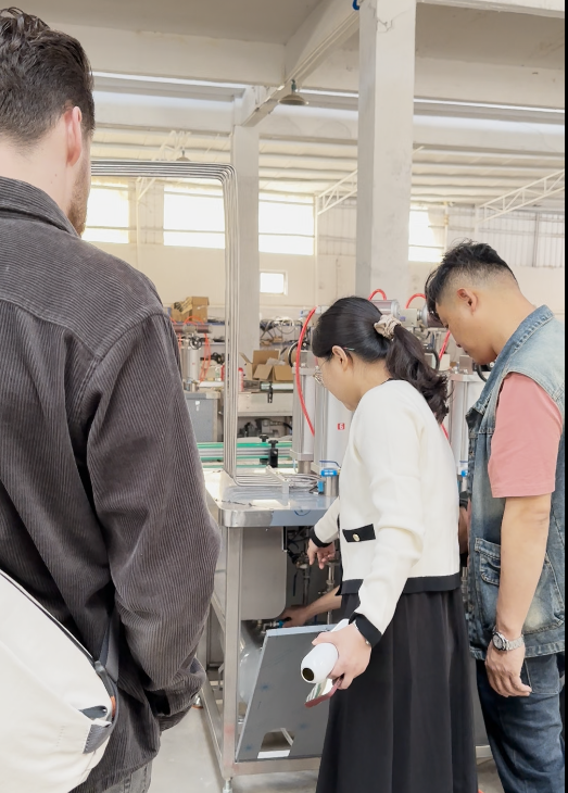 Clients am&eacute;ricains-Acceptation-d'une-ligne-de-production-de-remplissage-d'a&eacute;rosol-BOV-&agrave;-l'usine1 (1)