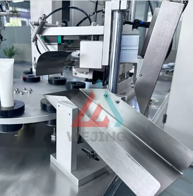 Machine de remplissage et de scellage de tubes