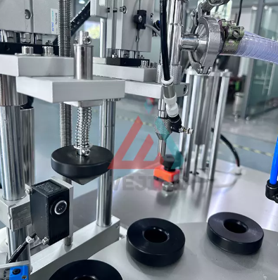 Machine de remplissage et de scellage de tubes