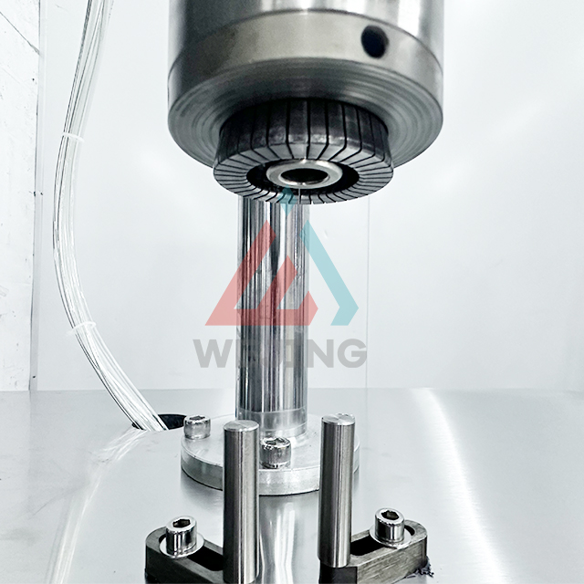 Machine de sertissage de pulvérisation de bombe aérosol semi-automatique, pour le remplissage et le scellage de produits aérosols