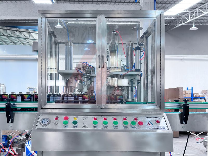 2. Machine de remplissage de liquide et d'insertion de valves