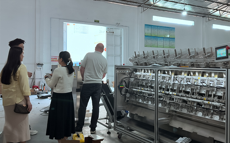  Une visite d'usine, une conversation : le parcours d'un client ouzbek dans la production de masques en tissu