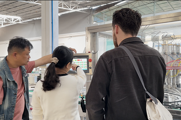 Clients am&eacute;ricains-Acceptation-une-ligne-de-production-de-remplissage-d'a&eacute;rosol-BOV-&agrave;-l'usine1 (2)