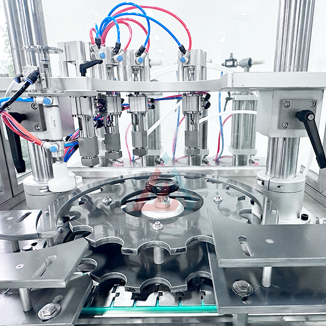 Machine de remplissage automatique d'aérosol pour les produits de pulvérisation d'aérosol